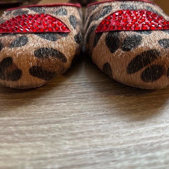 Leopard Print Red Rhinestone Lips Faux Fur Mule by Iris ApfelSize 8M - Picture 4 of 16